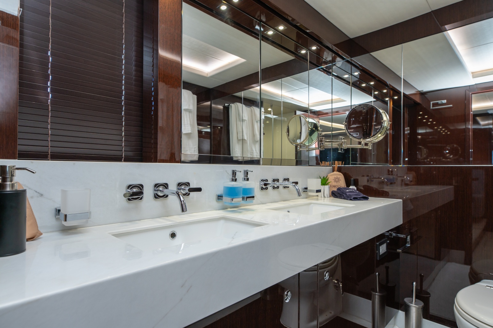 86' 2017 Sunseeker 86 Yacht