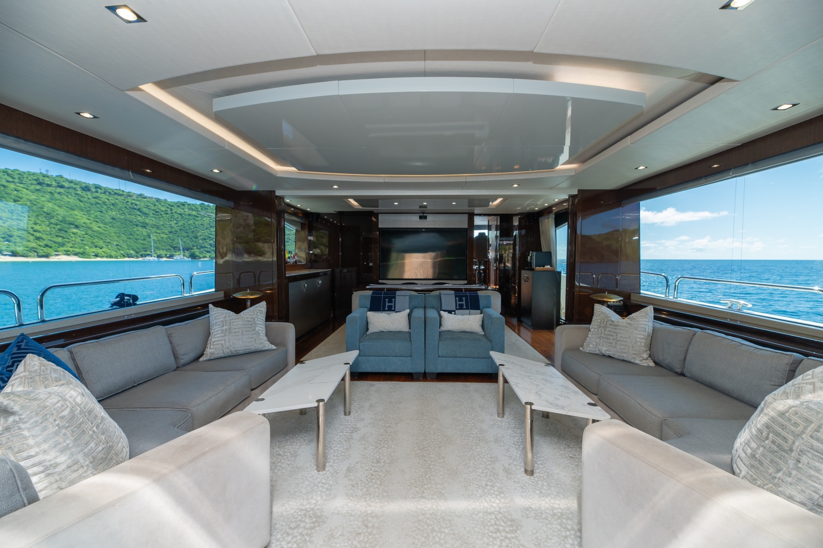 86' 2017 Sunseeker 86 Yacht