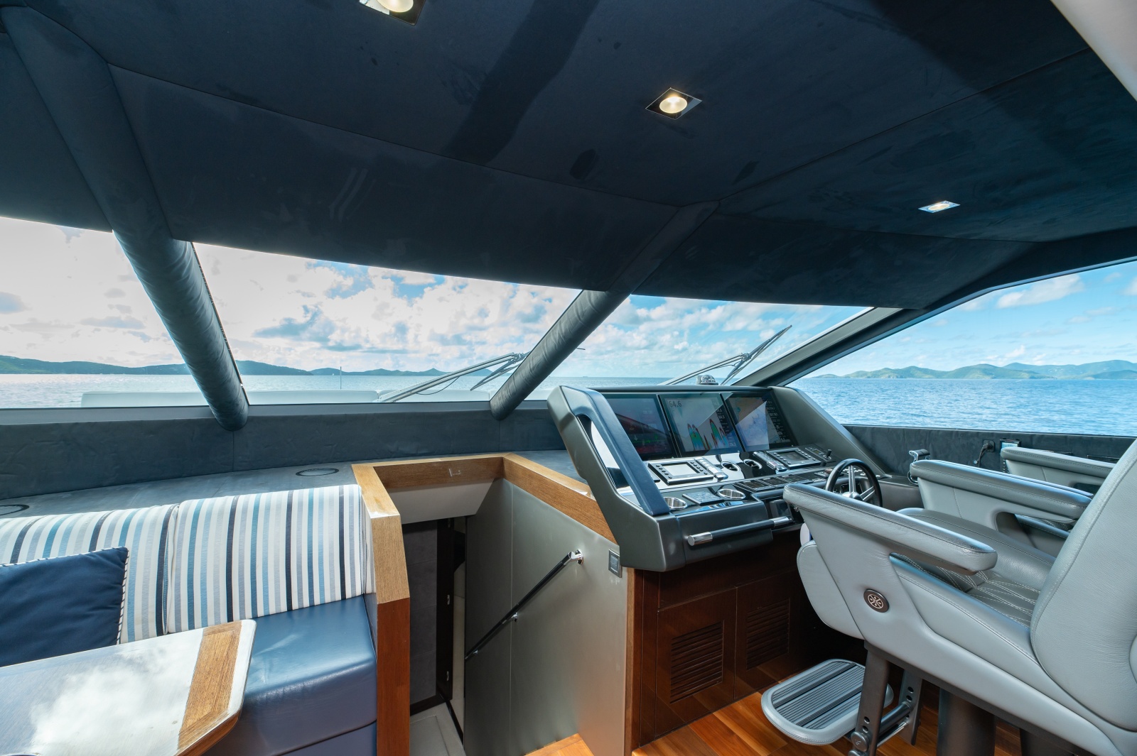 86' 2017 Sunseeker 86 Yacht