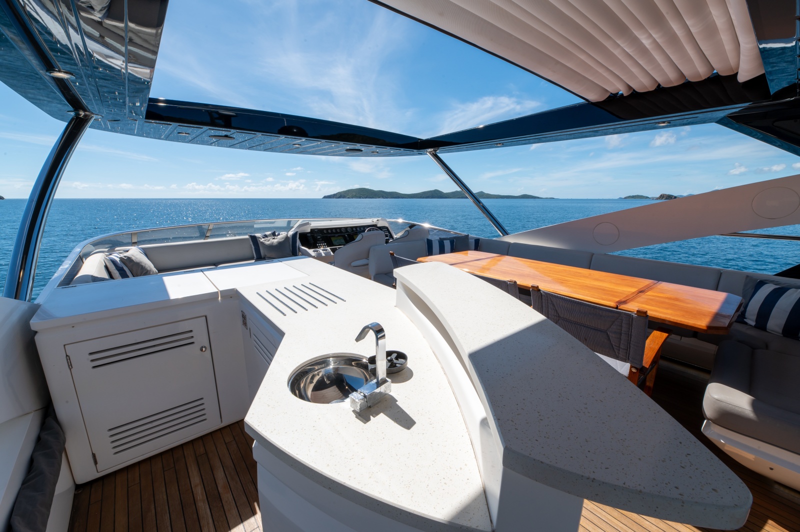 86' 2017 Sunseeker 86 Yacht