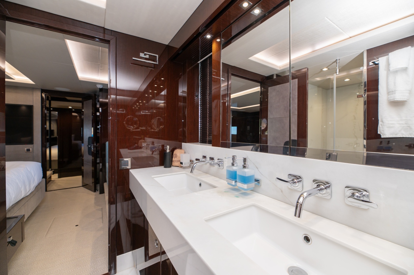 86' 2017 Sunseeker 86 Yacht