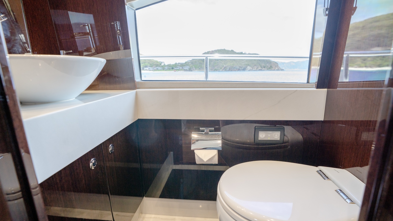 2017 Sunseeker 86 Yacht photo 35