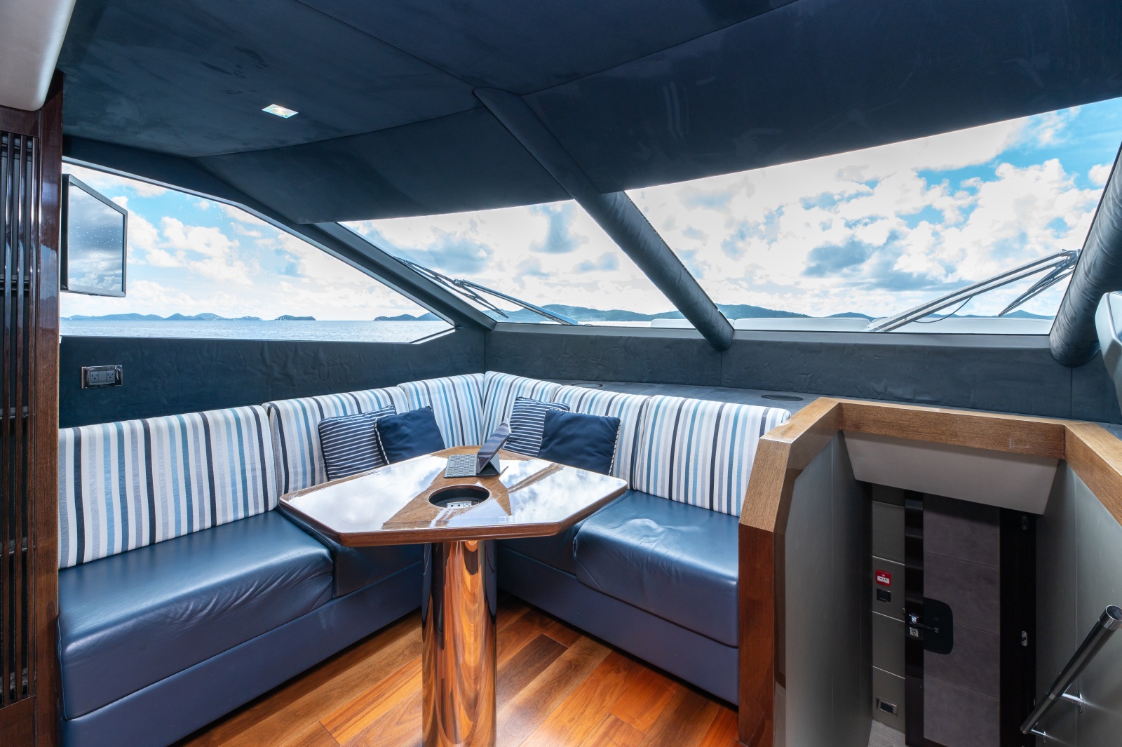 86' 2017 Sunseeker 86 Yacht