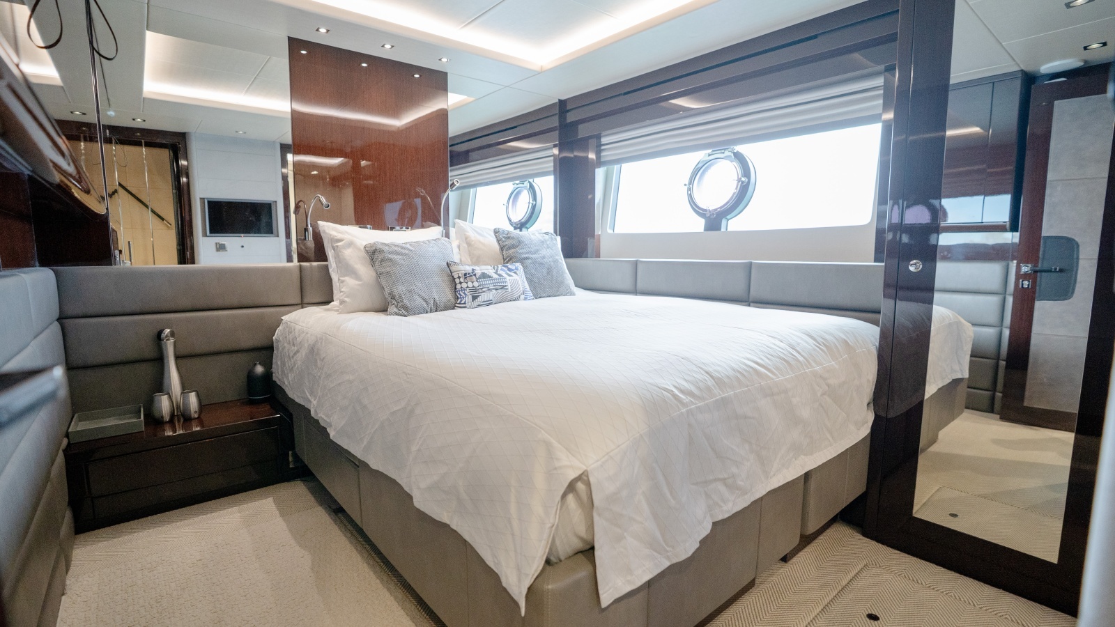 2017 Sunseeker 86 Yacht photo 75
