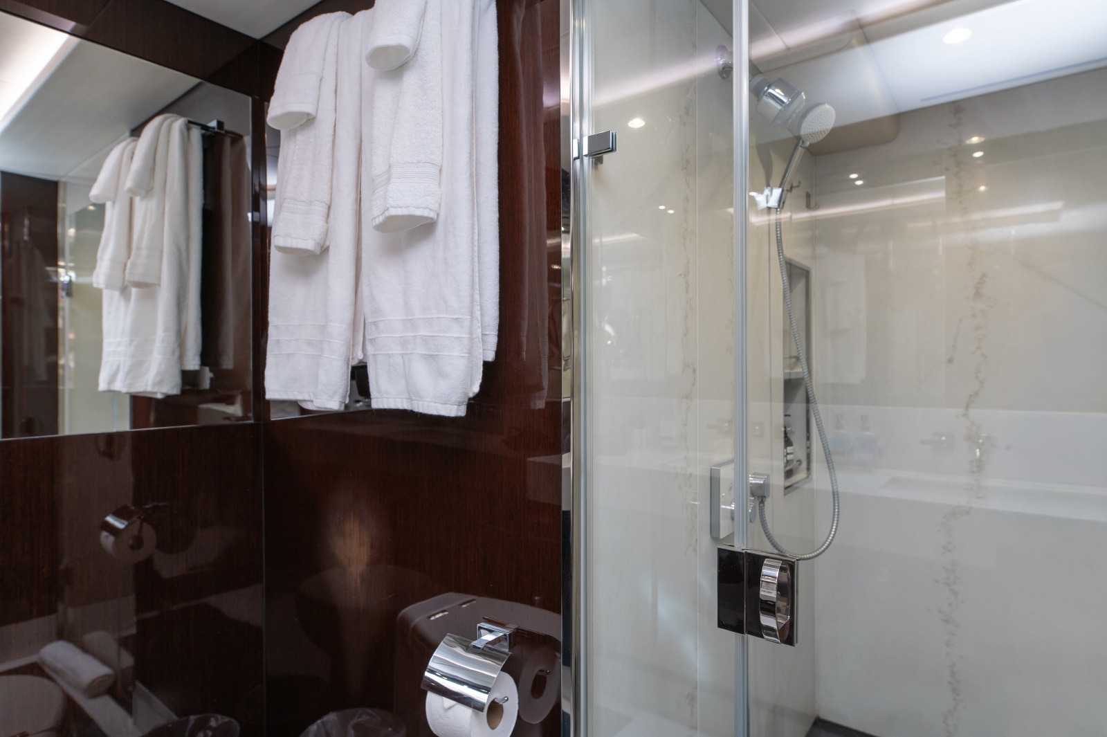 86' 2017 Sunseeker 86 Yacht