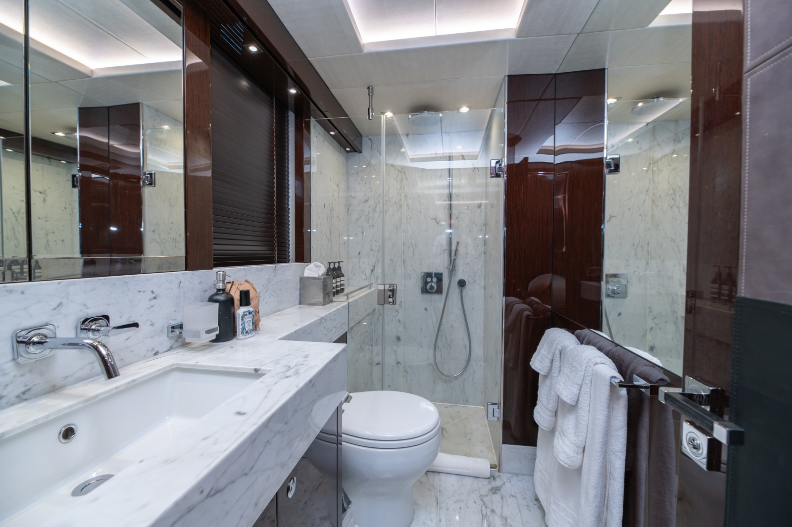 86' 2017 Sunseeker 86 Yacht