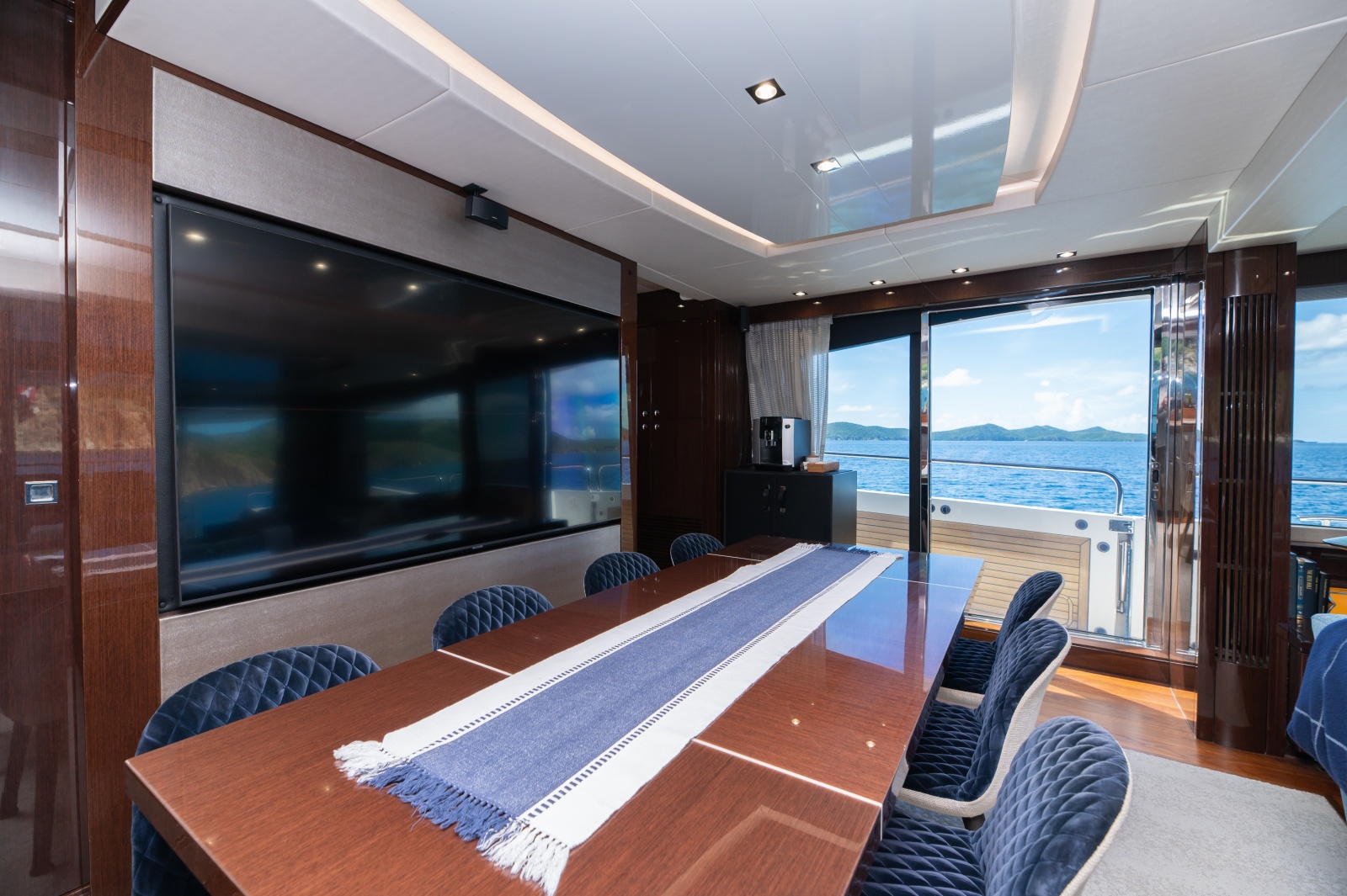 86' 2017 Sunseeker 86 Yacht