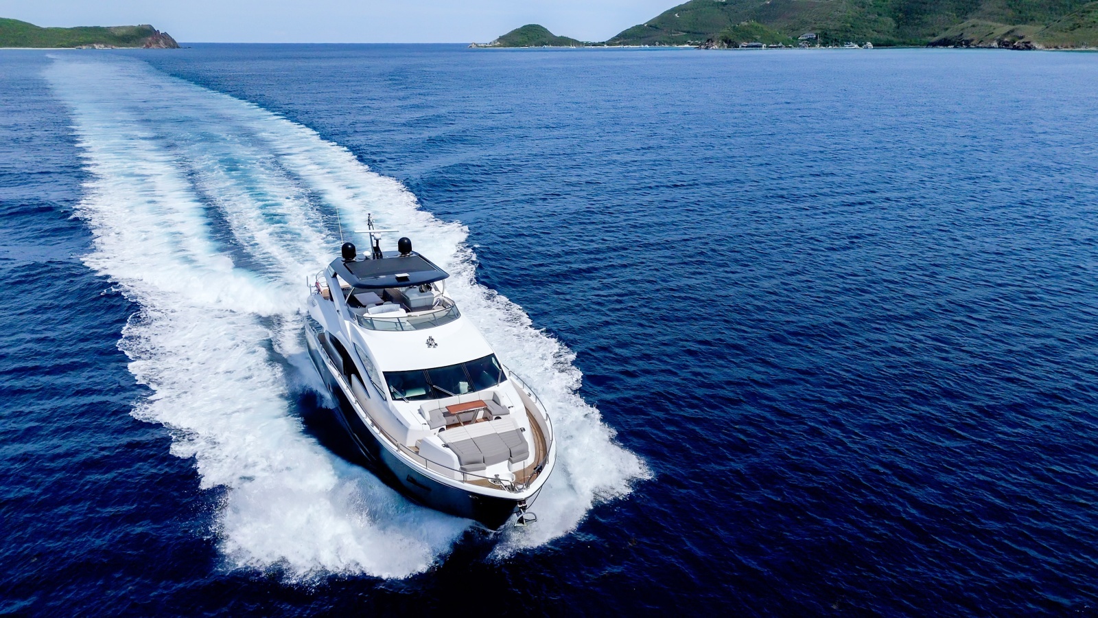2017 Sunseeker 86 Yacht photo 4