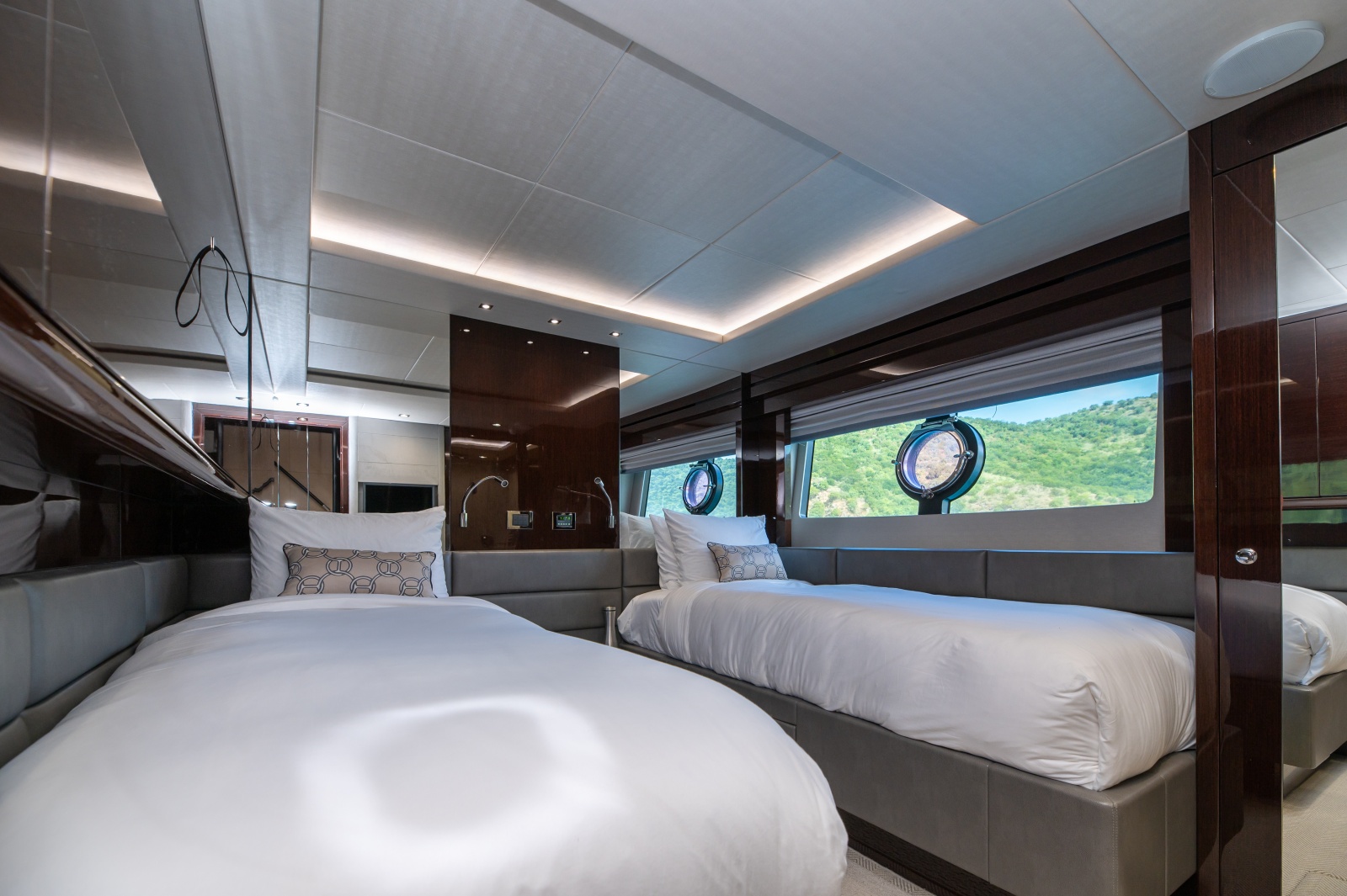 86' 2017 Sunseeker 86 Yacht