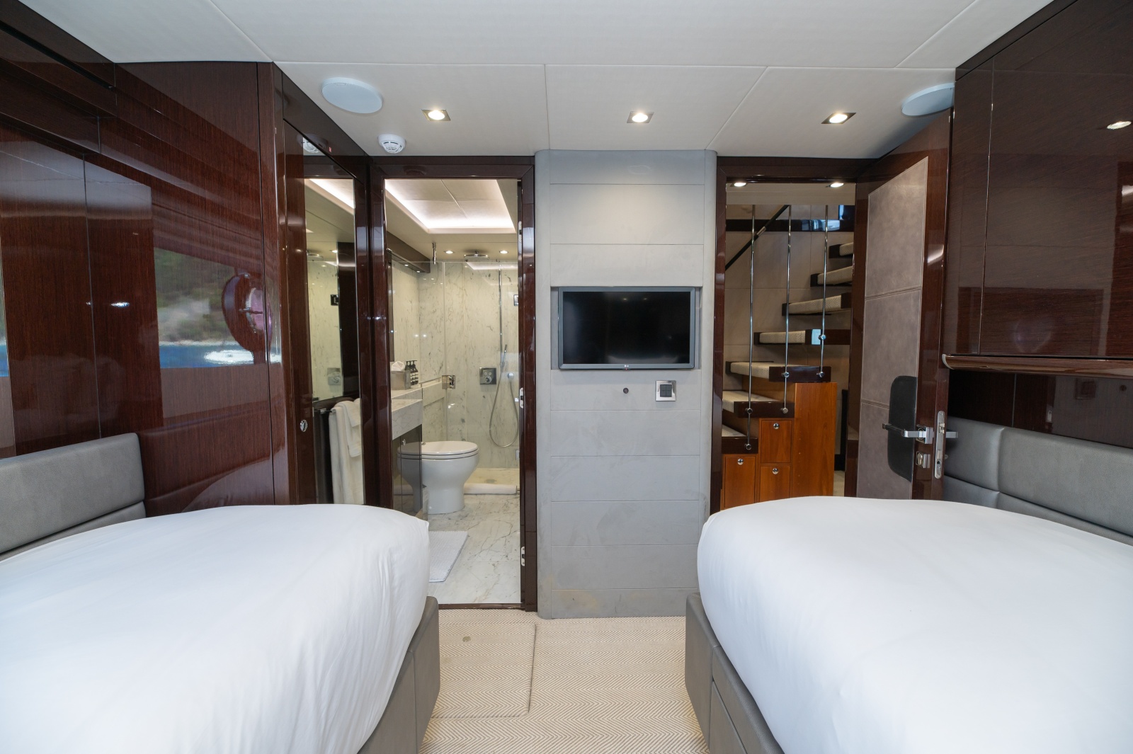 86' 2017 Sunseeker 86 Yacht