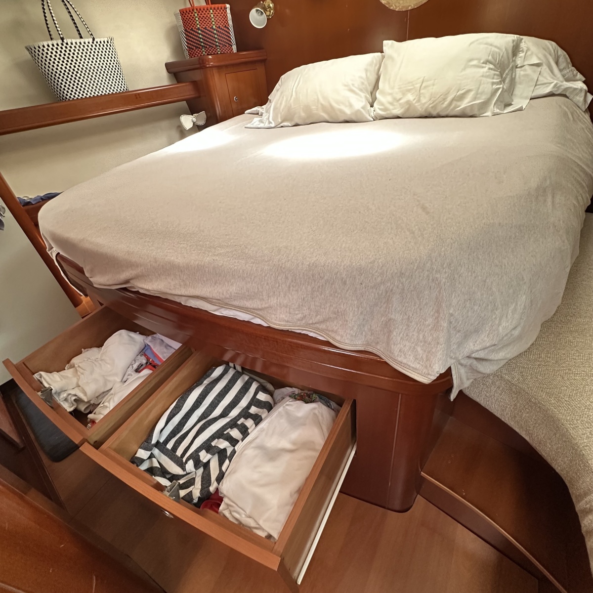 53' 2006 Beneteau 523