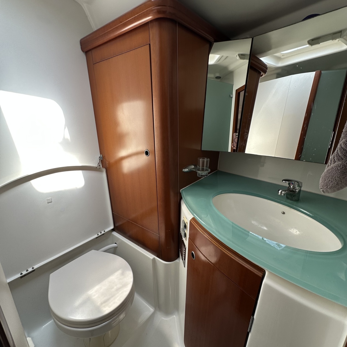 53' 2006 Beneteau 523