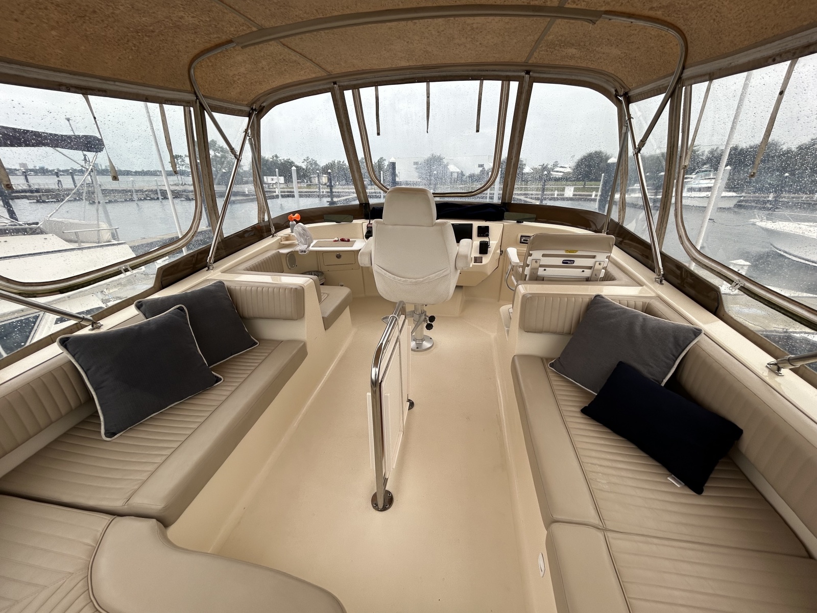 40' 2005 Mainship 400