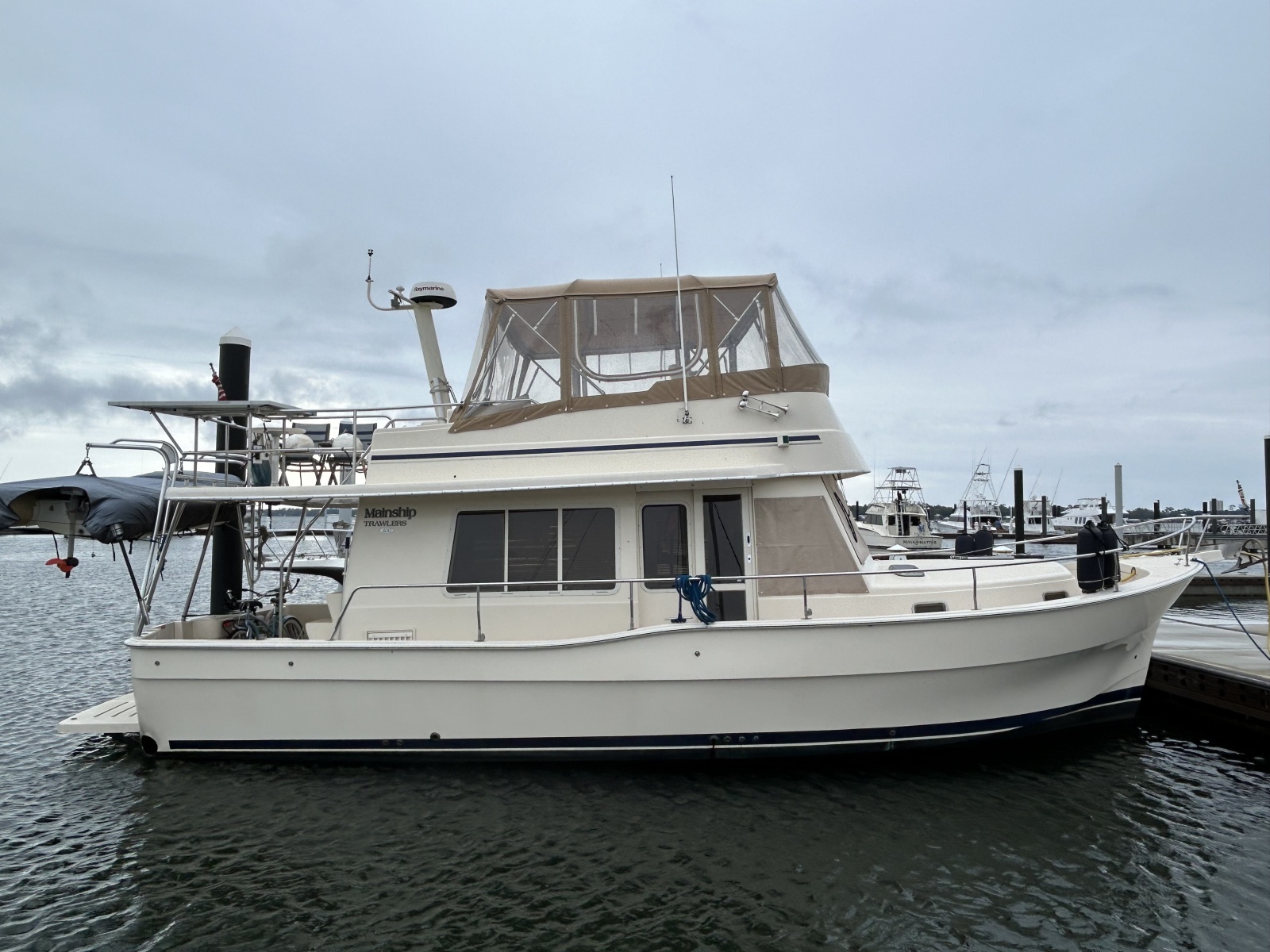 40' 2005 Mainship 400