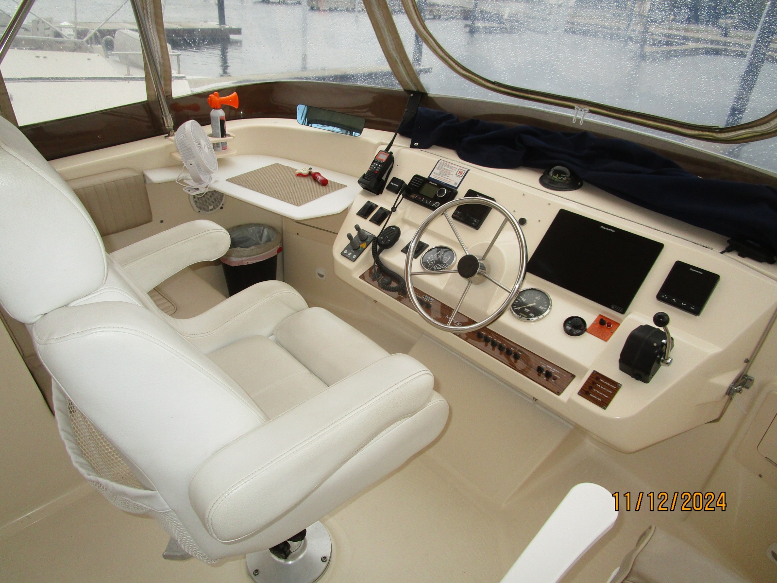 40' 2005 Mainship 400
