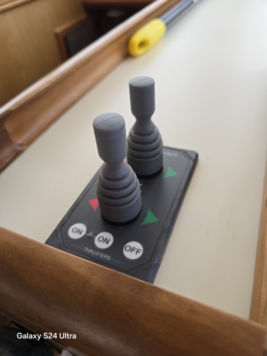 Pilothouse thruster Controls