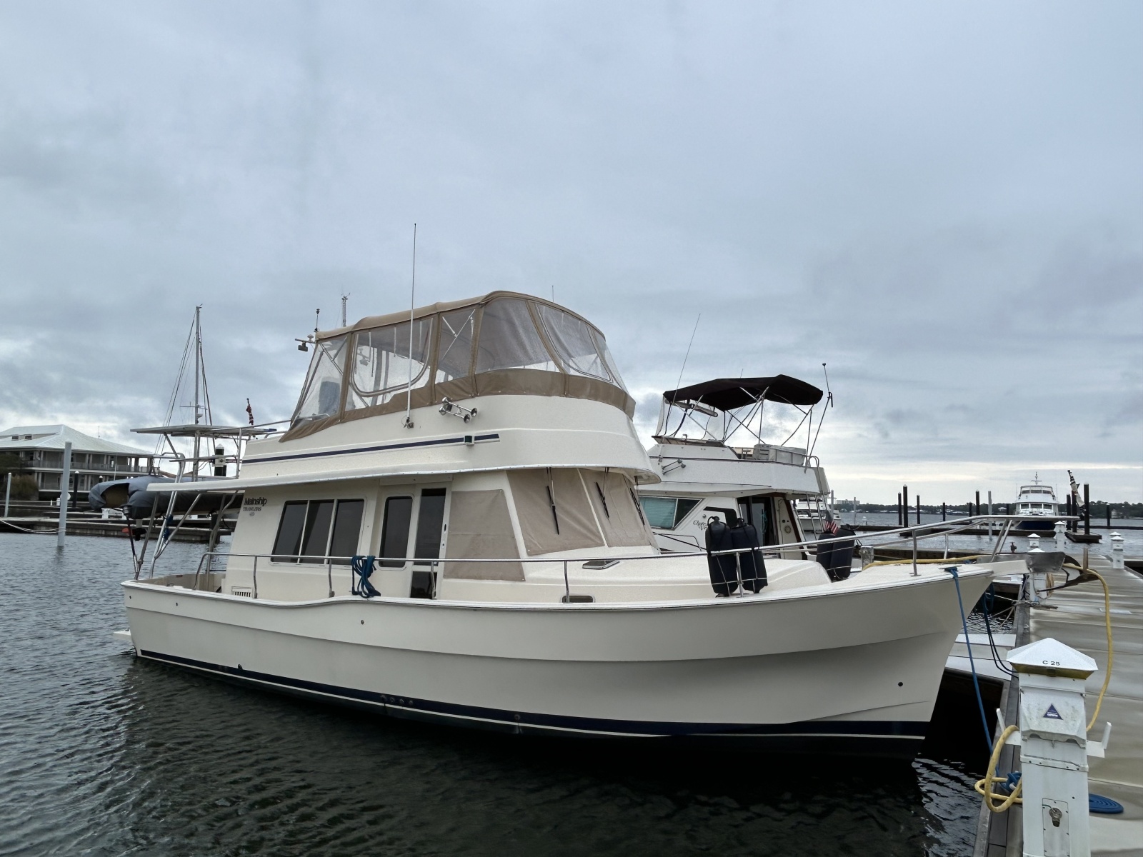 40' 2005 Mainship 400