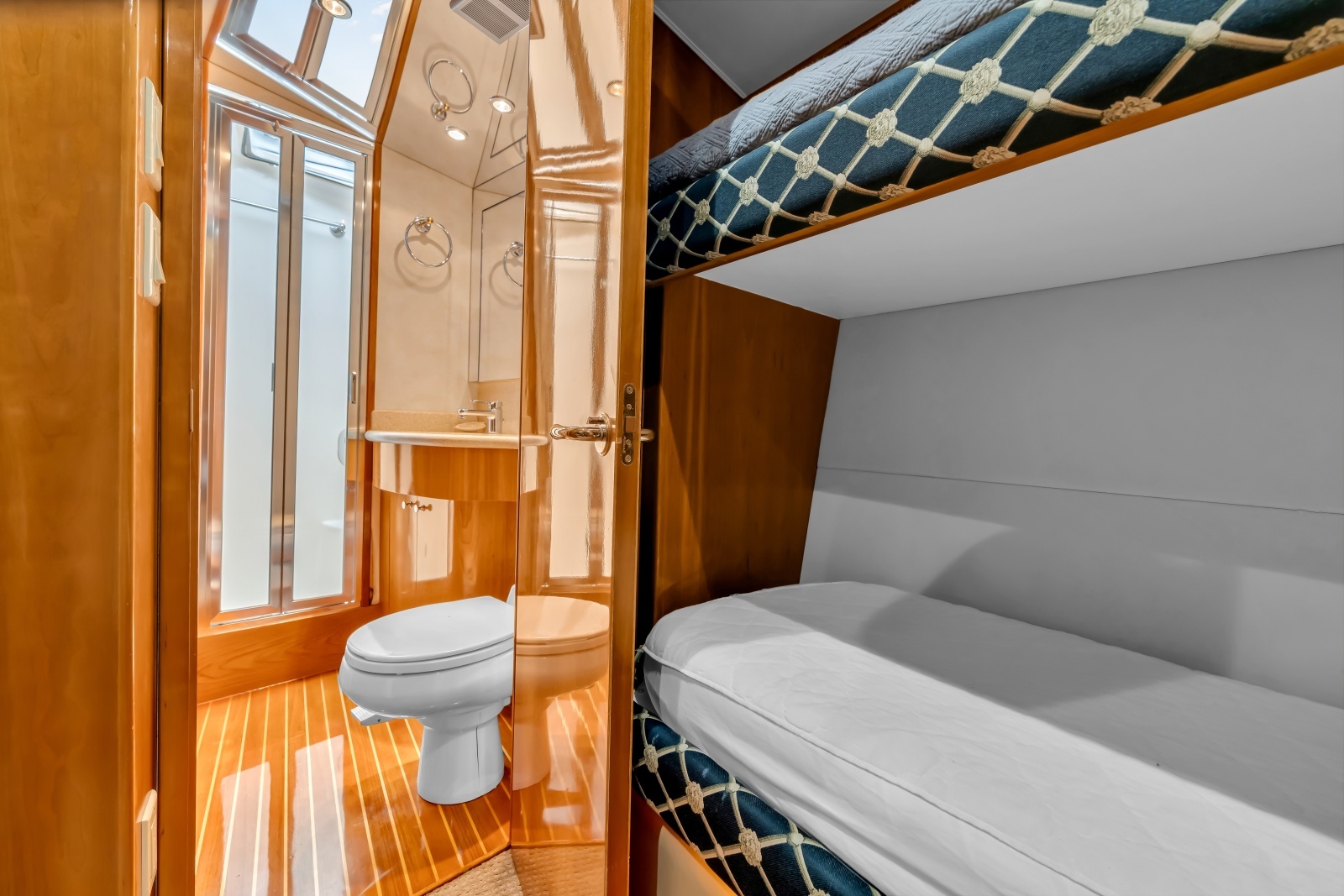 Brenda s III 55ft Hatteras Yacht For Sale