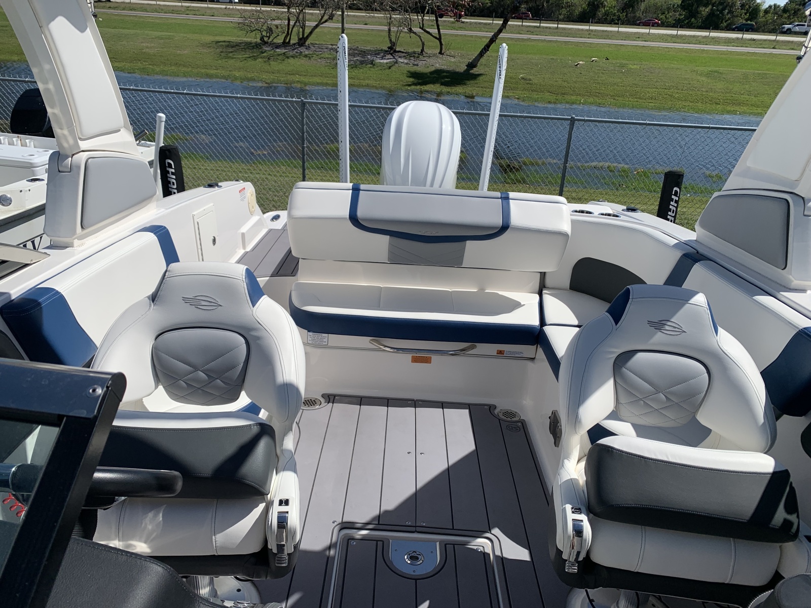27' 2023 Chaparral 270 OSX