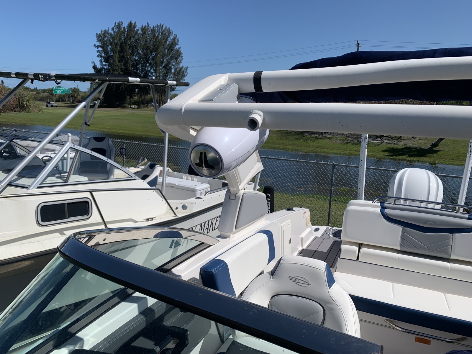 27' 2023 Chaparral 270 OSX