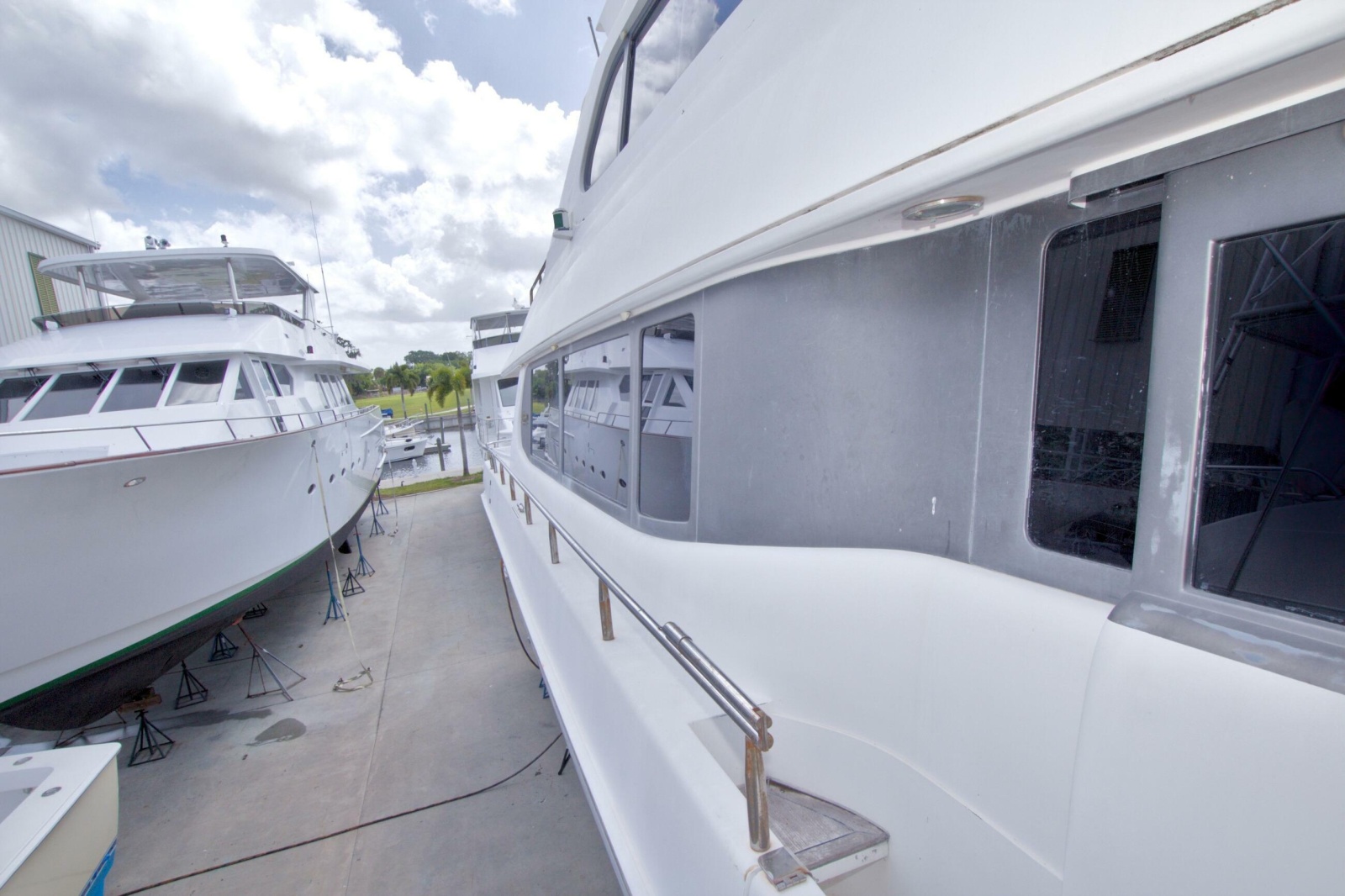 1998 Lazzara Yachts 76 Skylounge Grand Salon