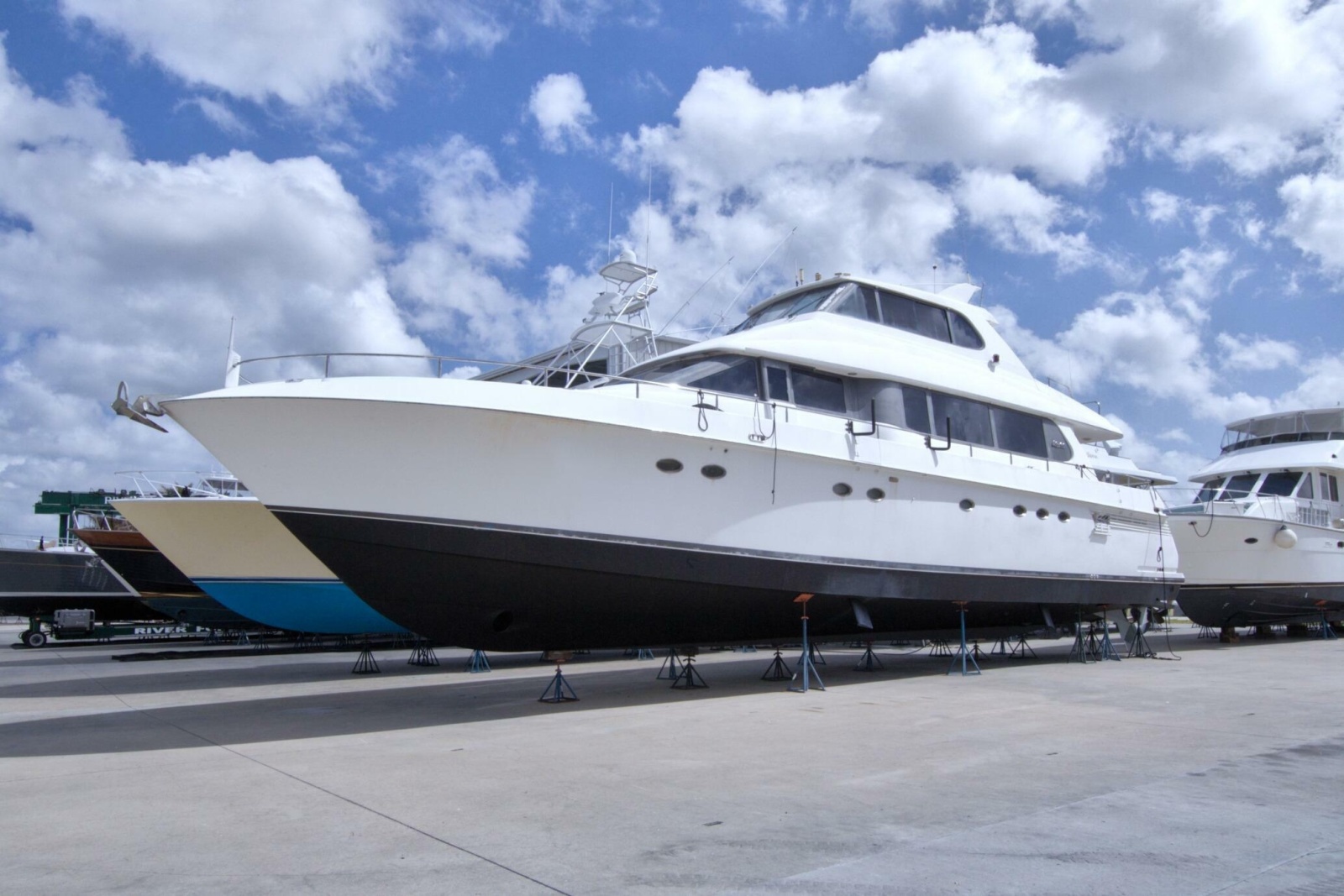 1998 Lazzara Yachts 76 Skylounge Grand Salon