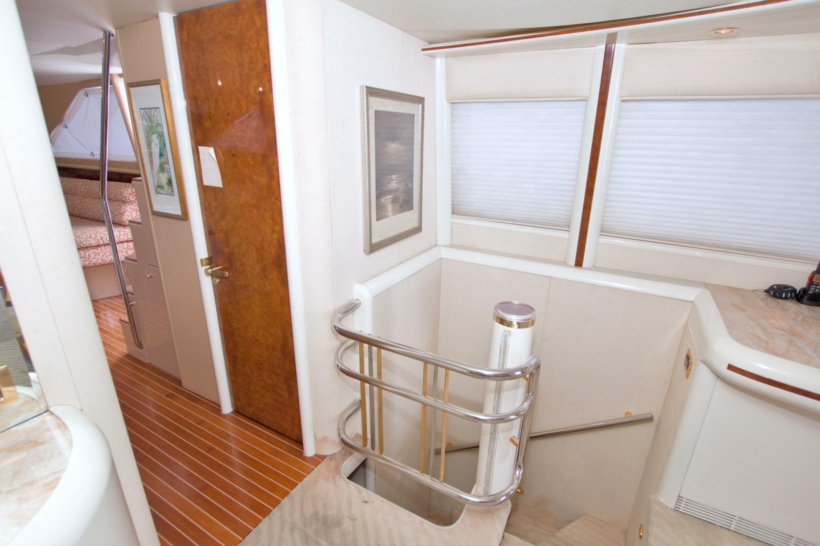 1998 Lazzara Yachts 76 Skylounge Grand Salon