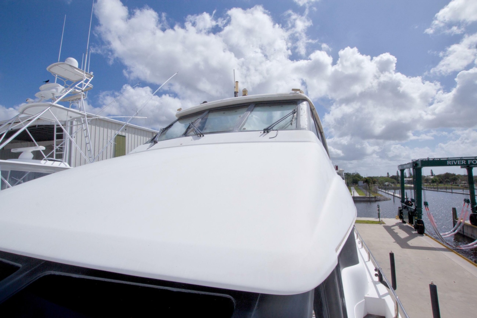 1998 Lazzara Yachts 76 Skylounge Grand Salon
