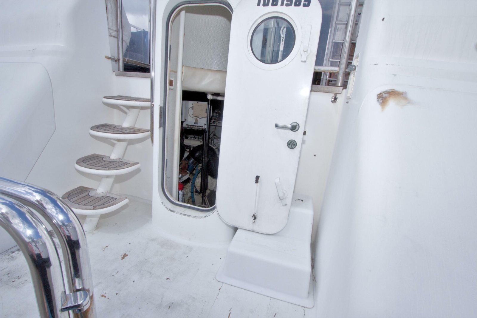 1998 Lazzara Yachts 76 Skylounge Grand Salon