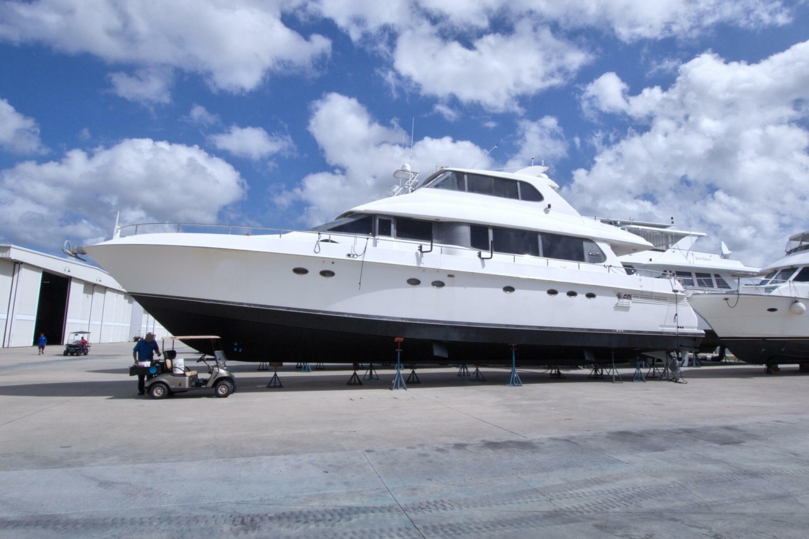 1998 Lazzara Yachts 76 Skylounge Grand Salon