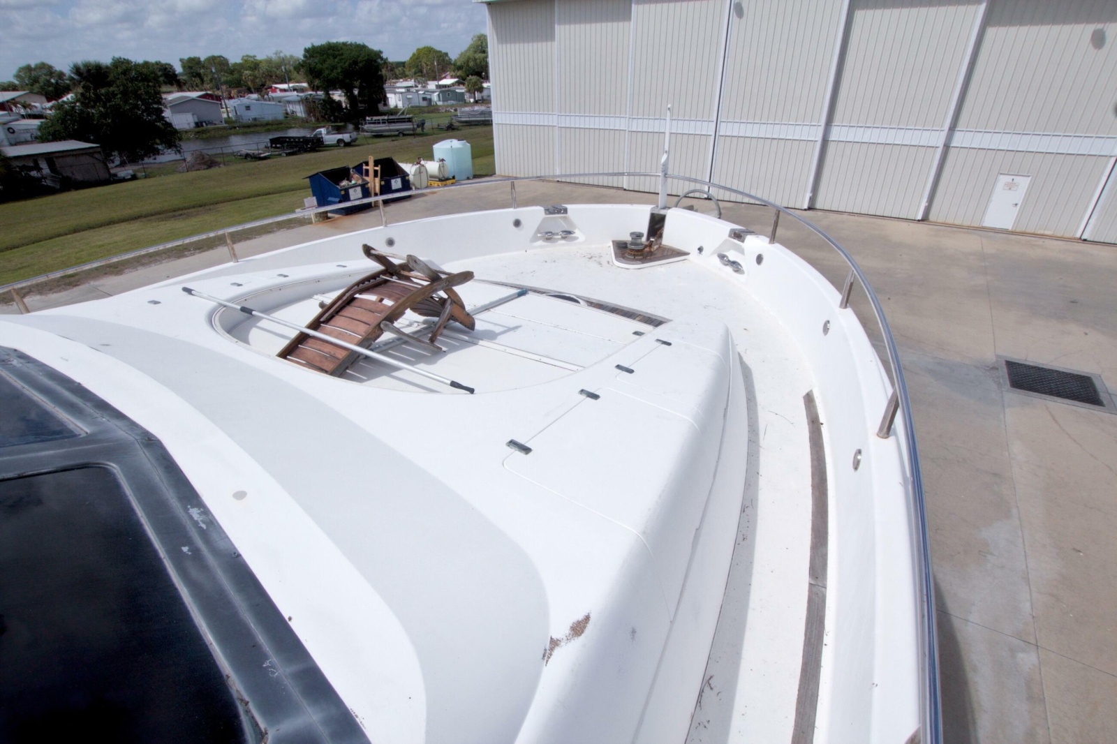 1998 Lazzara Yachts 76 Skylounge Grand Salon
