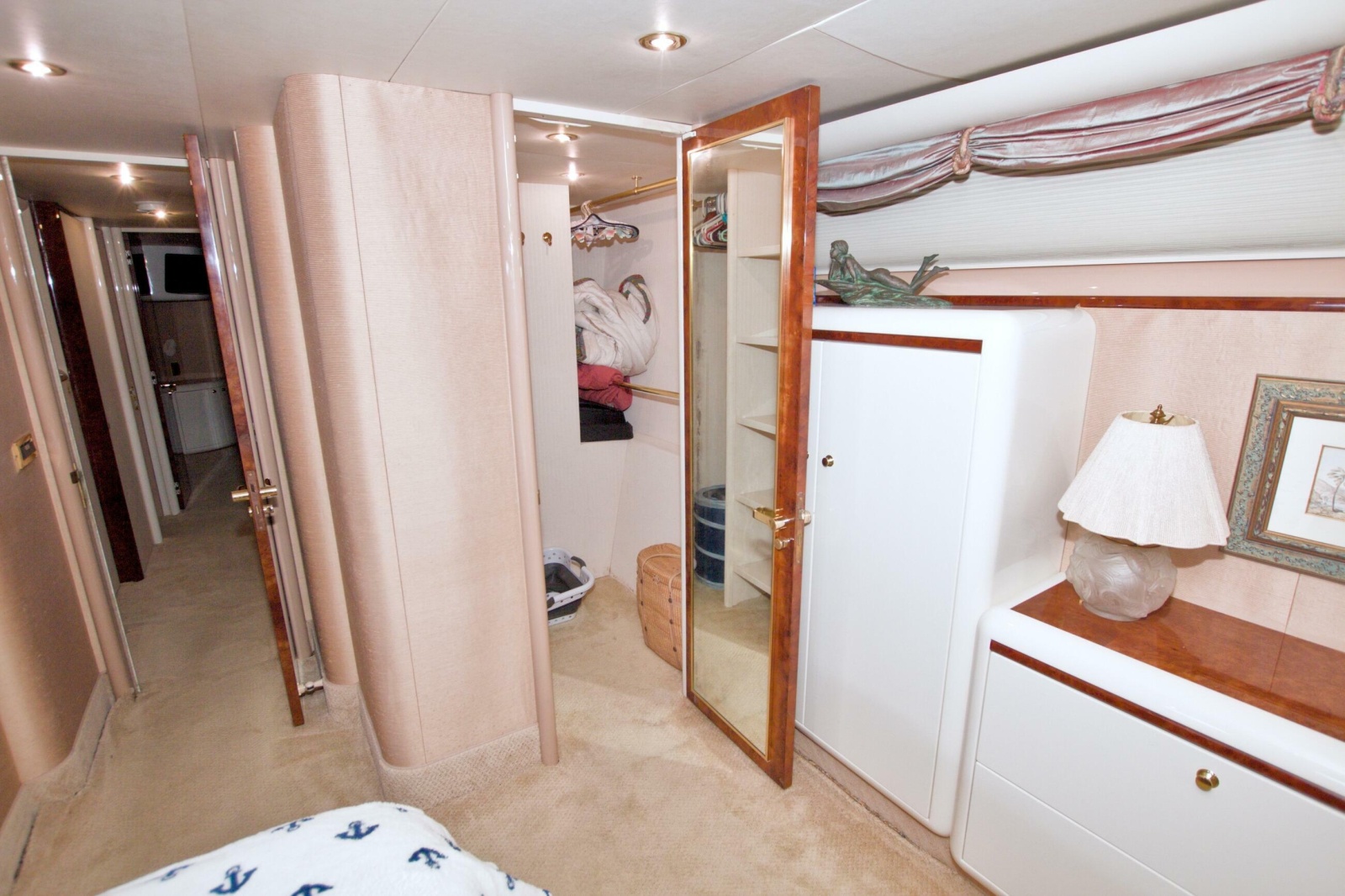 1998 Lazzara Yachts 76 Skylounge Grand Salon