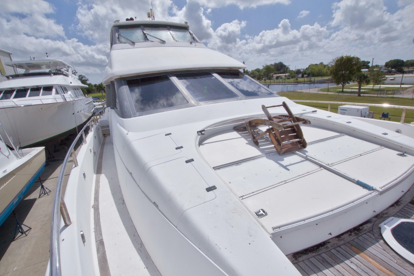 1998 Lazzara Yachts 76 Skylounge Grand Salon