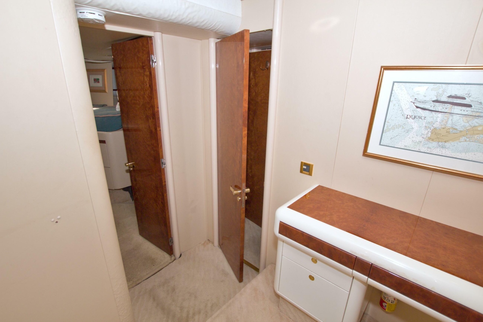 1998 Lazzara Yachts 76 Skylounge Grand Salon