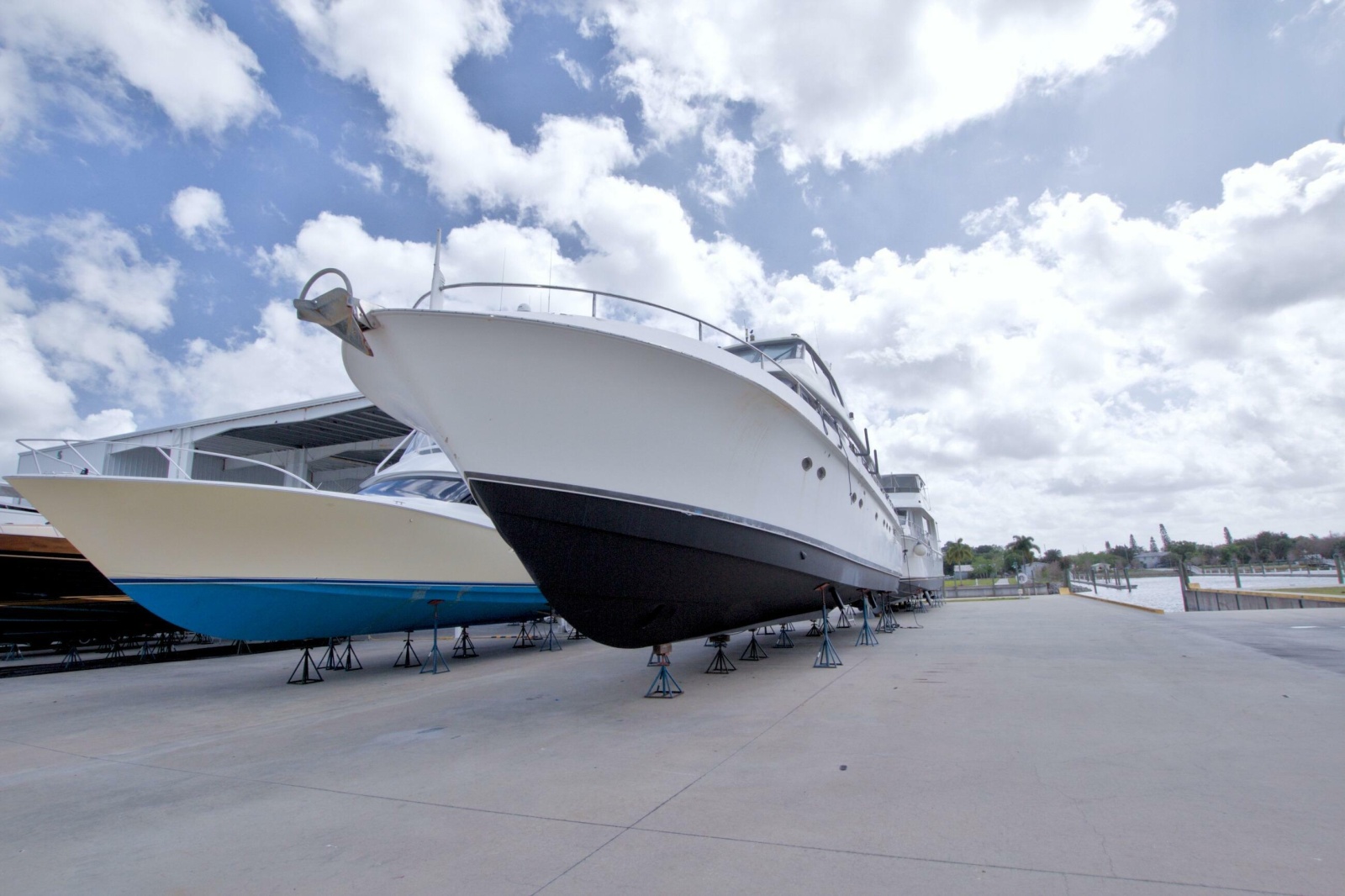 1998 Lazzara Yachts 76 Skylounge Grand Salon
