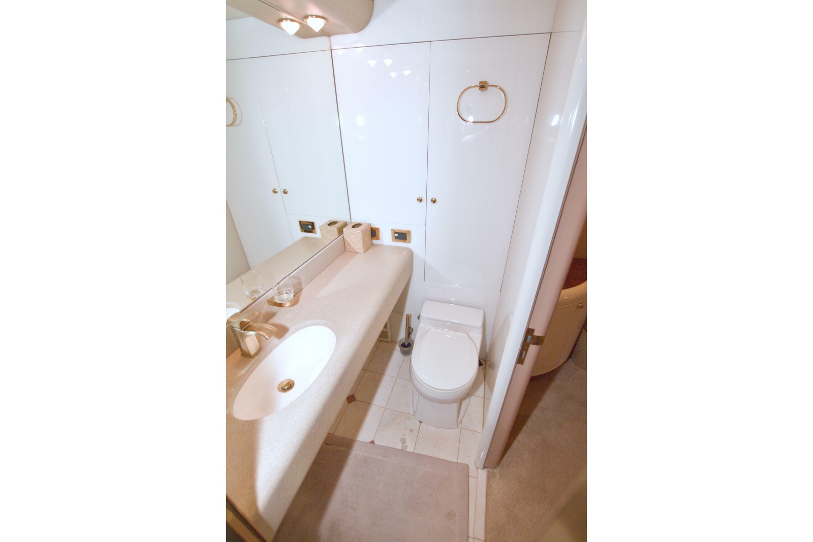 1998 Lazzara Yachts 76 Skylounge Grand Salon