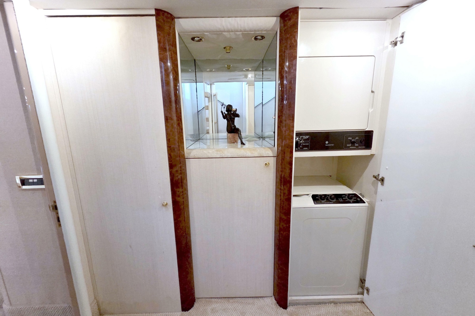 1998 Lazzara Yachts 76 Skylounge Grand Salon