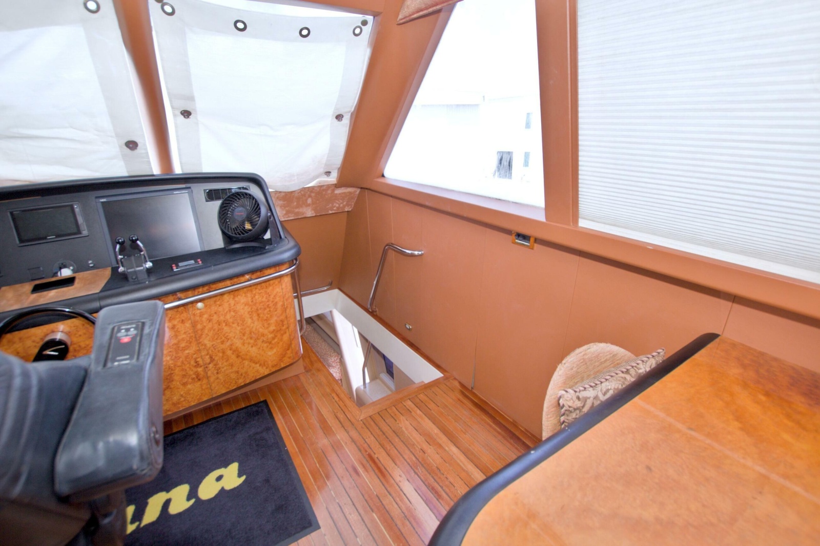 1998 Lazzara Yachts 76 Skylounge Grand Salon