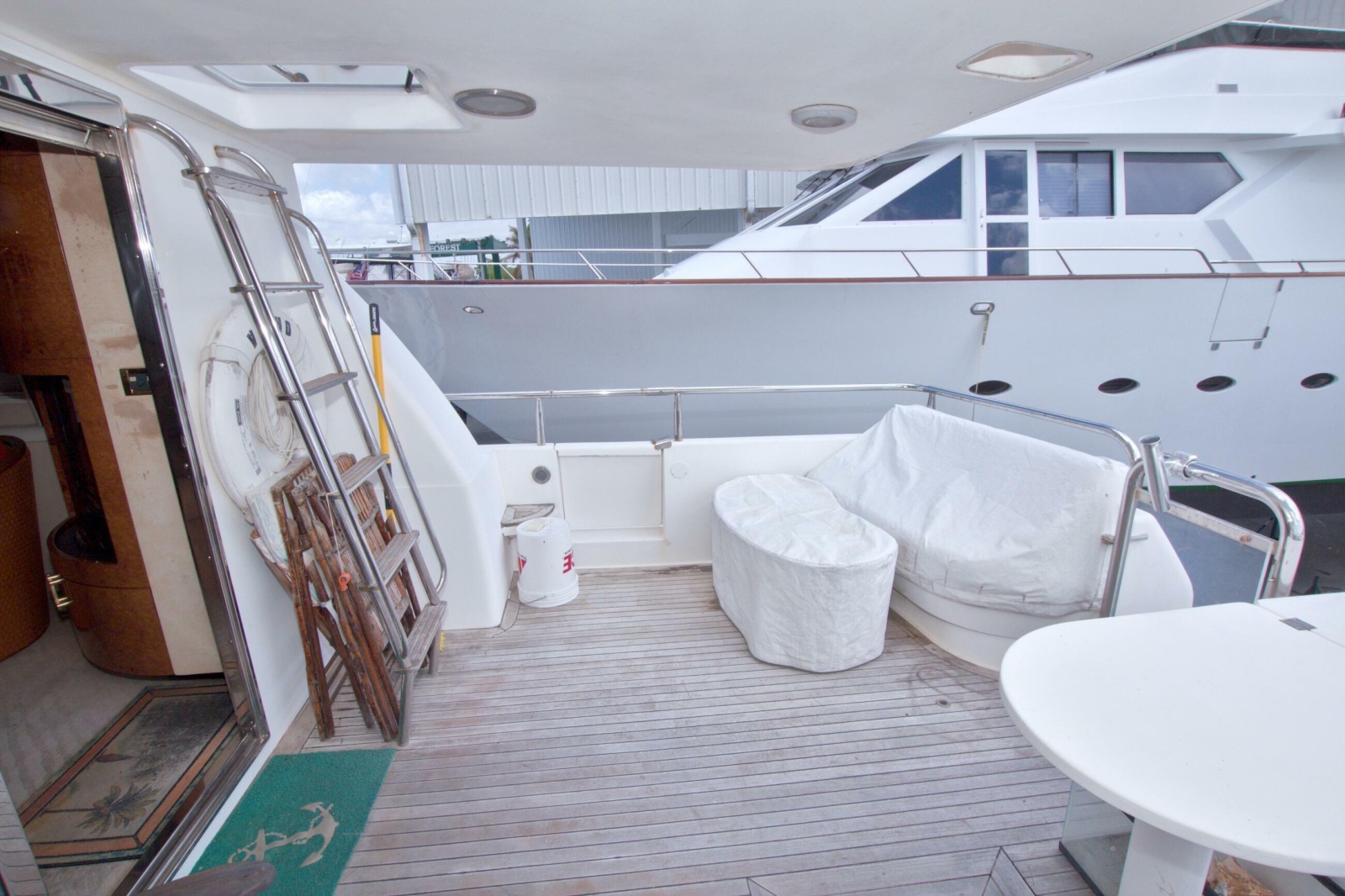 1998 Lazzara Yachts 76 Skylounge Grand Salon