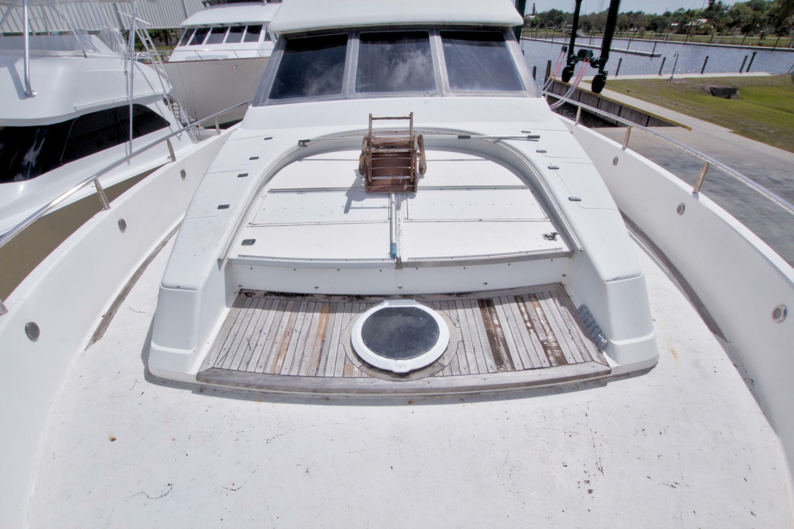 1998 Lazzara Yachts 76 Skylounge Grand Salon