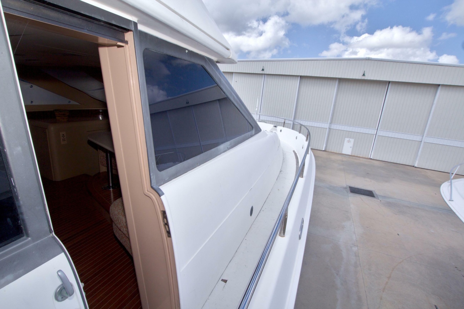 1998 Lazzara Yachts 76 Skylounge Grand Salon