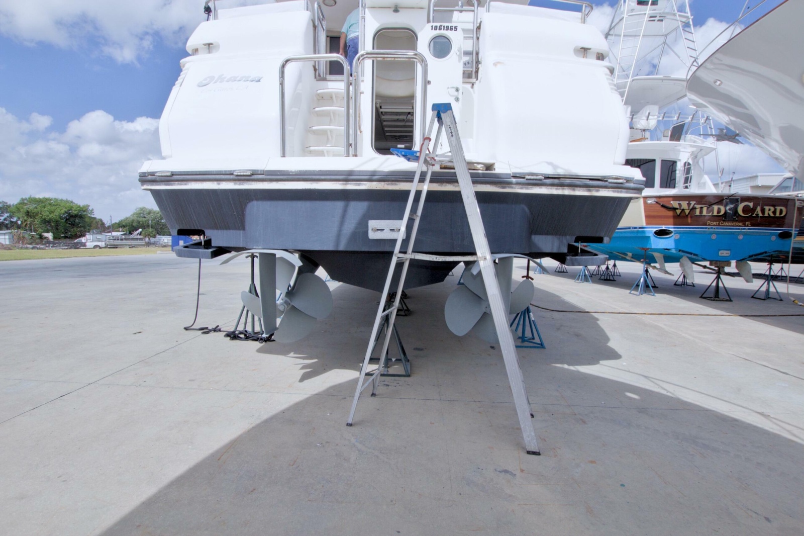 1998 Lazzara Yachts 76 Skylounge Grand Salon