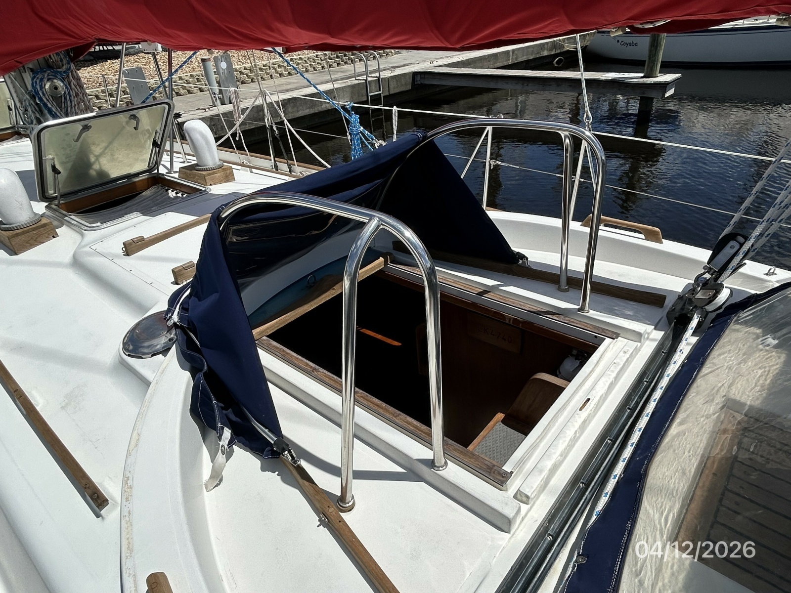 41' Rival forward companionway1