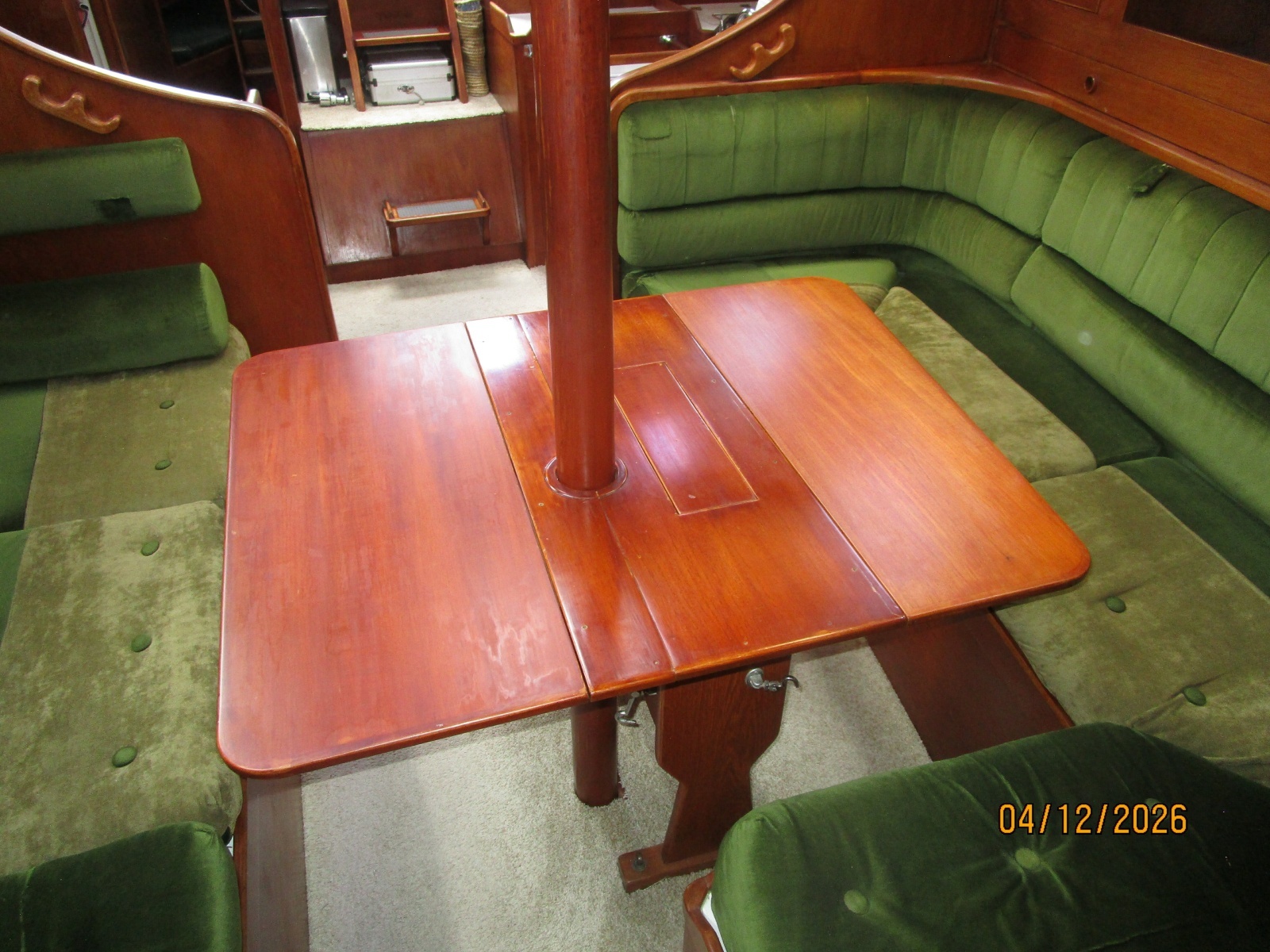 41' Rival salon table2
