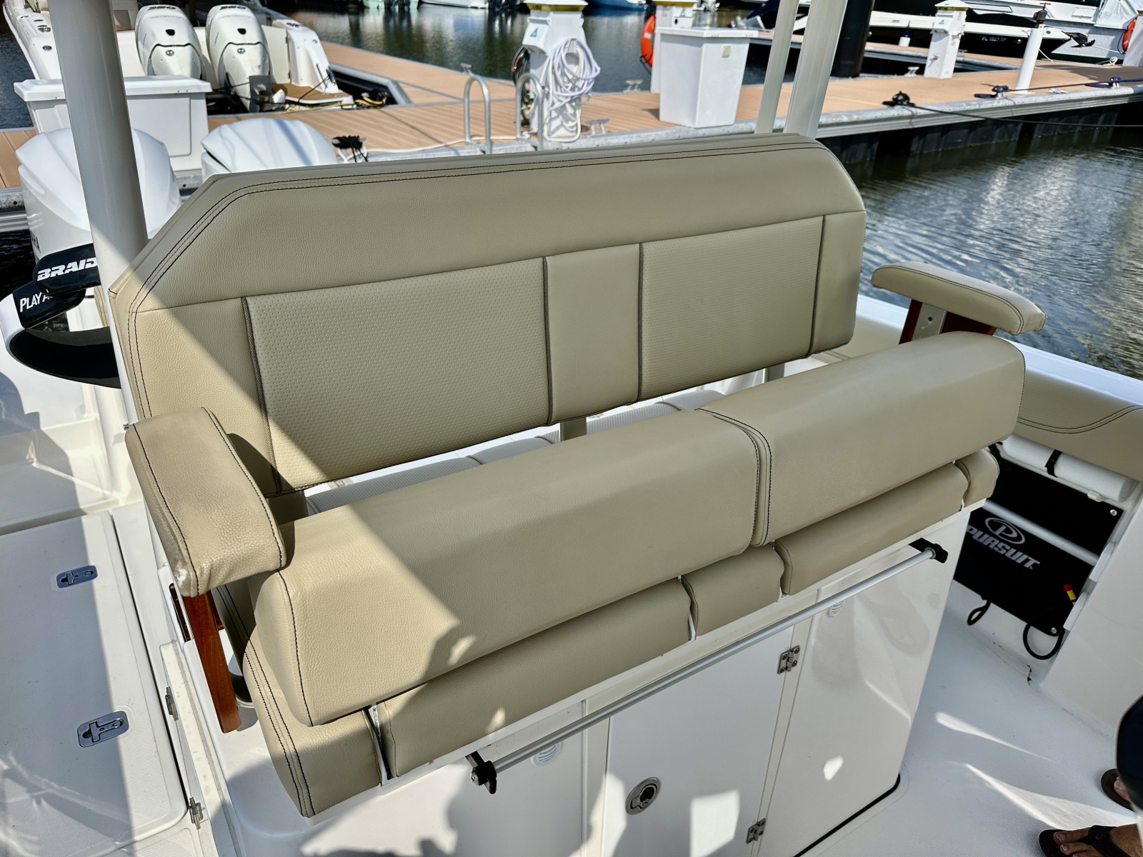 PURSUIT 28 S288 - Helm Seating