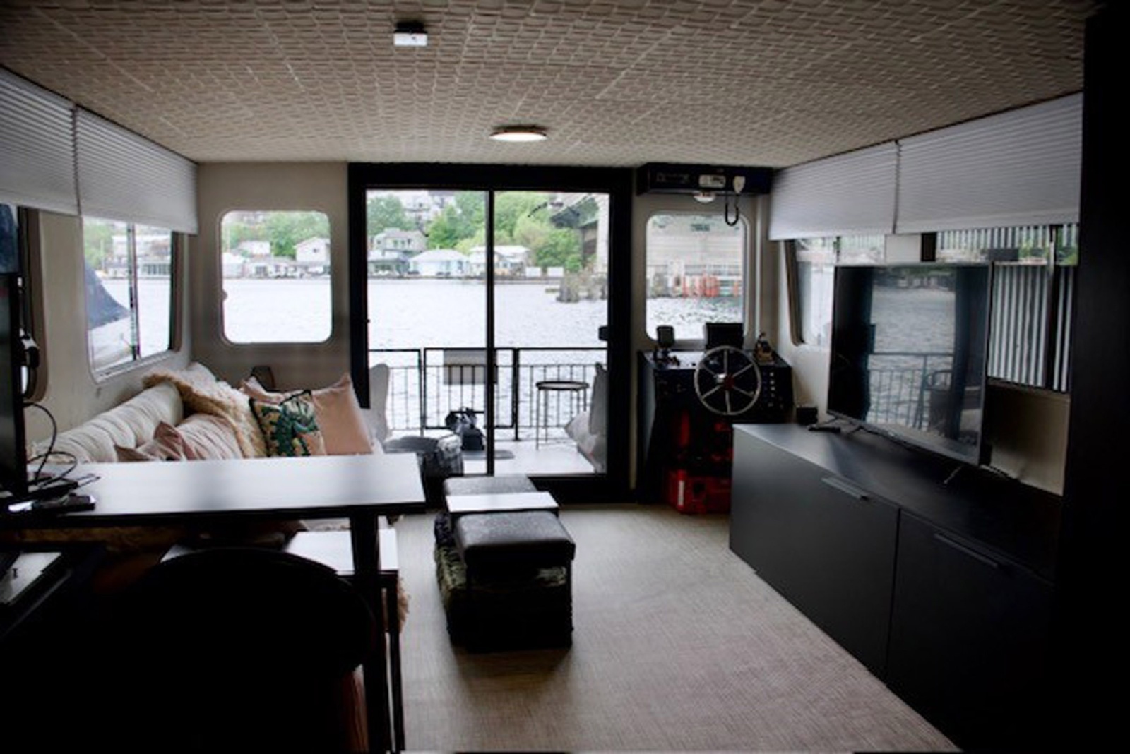1985 Three Buoys Houseboat
