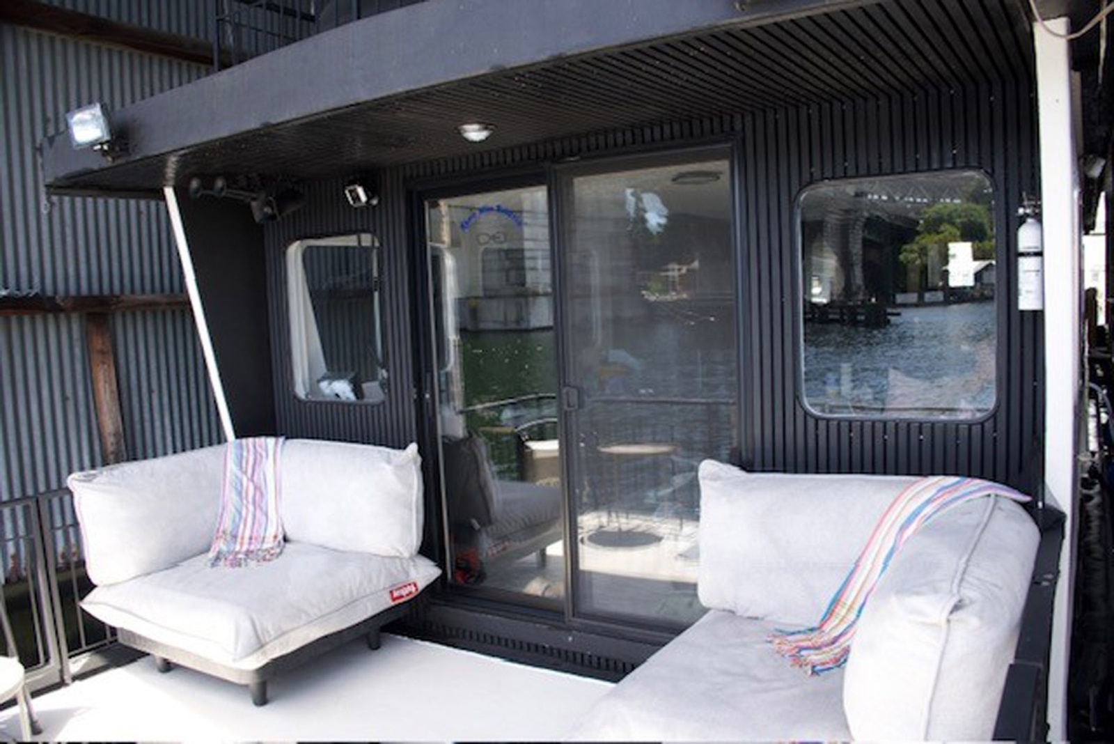 1985 Three Buoys Houseboat