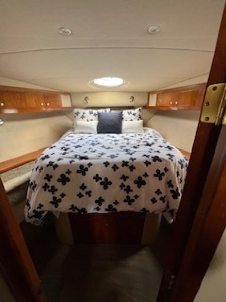 2005 Cruisers Yachts 405 Motor Yacht