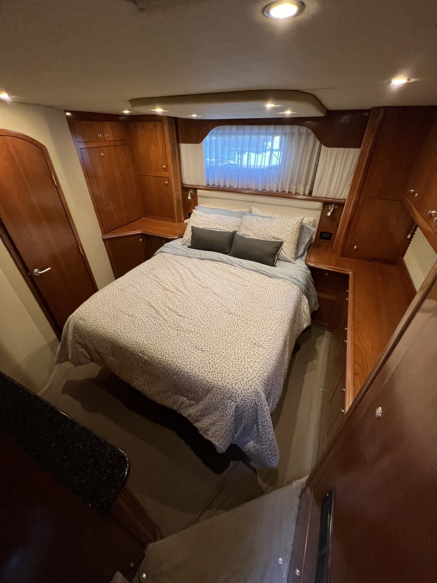 2005 Cruisers Yachts 405 Motor Yacht