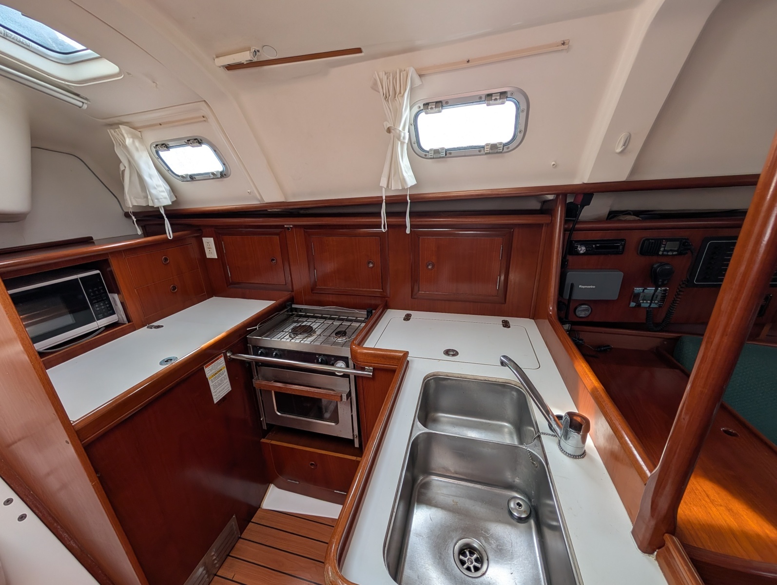 Hakuna Matata 33ft Beneteau Yacht For Sale